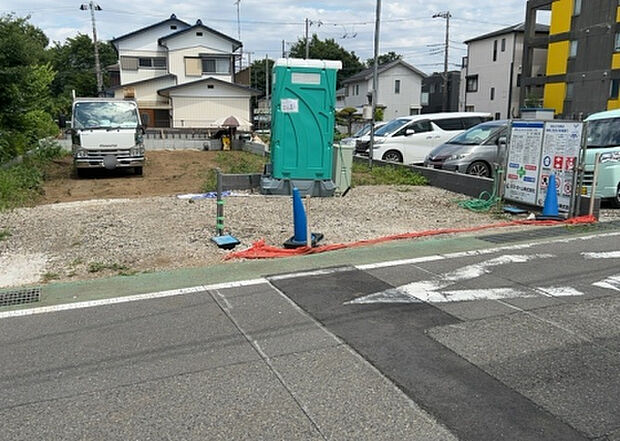 【前面道路含む現地写真_2】前面道路の幅員や歩道の有無、近隣の建物との距離感などは、実際の生活の利便性や安全性に大きく影響します。複数のアングルから前面道路の状況を確認することで、より具体的に生活イメージを描けます。