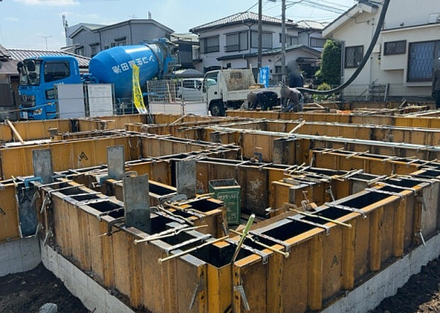 【前面道路含む現地写真_2】前面道路の幅員や歩道の有無、近隣の建物との距離感などは、実際の生活の利便性や安全性に大きく影響します。複数のアングルから前面道路の状況を確認することで、より具体的に生活イメージを描けます。