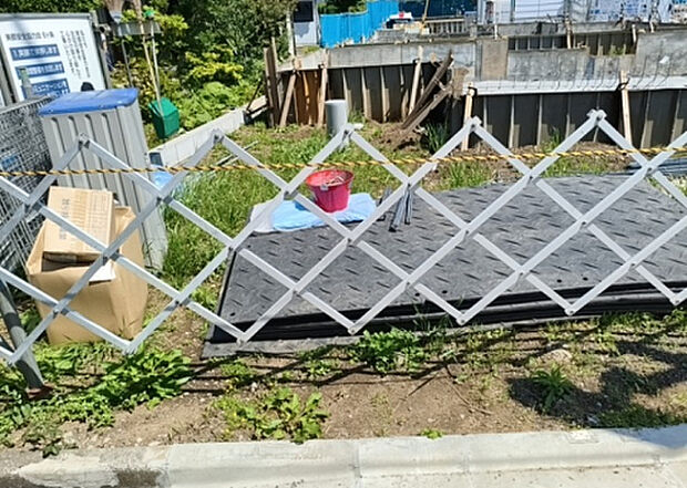 【その他設備】敷地内には、散水栓や立水栓があります。水道水を直接利用できるため、水を運ぶ手間を省くことが出来ます。大量の水を必要とする洗車作業や清掃などに役立ちます。その他設備とあわせて、現地でご確認ください。