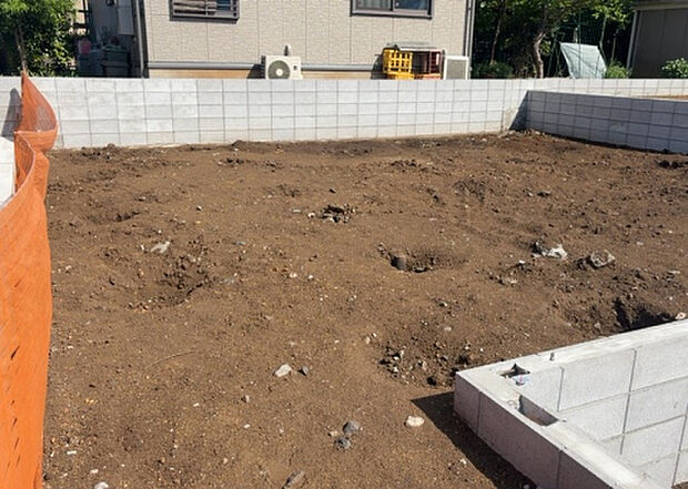 【構造・工法・仕様_2】ベタ基礎とは、柱の位置に関係なく全体に基礎がある事を指し、面積が大きい分建物の重さを全体に分散できます。また、地面からの湿気や害虫を遮断でき、木造住宅で心配されるシロアリ被害を防ぐ効果も期待できます。