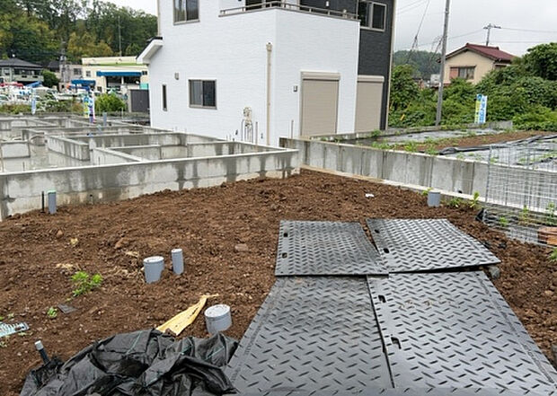 【駐車場_2】駐車場と明記されていても、最小スペースでつくられた駐車場だと大型車は駐車できなかったり、出入りしにくくなったりする可能性があります。お車のサイズと購入したい物件の駐車場のサイズを現地で確認しましょう。