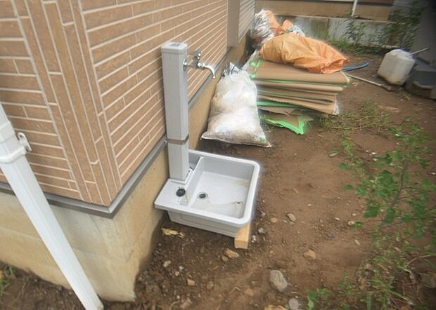 【外水栓】外水栓は、庭の水やりや洗車など、様々な用途に使える便利な設備です。ホースがしっかりと接続できるもの、水圧が安定しているものなど、使い勝手の良いものを選びましょう。また、凍結防止機能が付いているものなら、冬場でも安心して使用できます。