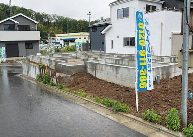 【前面道路含む現地写真_2】前面道路の幅員や歩道の有無、近隣の建物との距離感などは、実際の生活の利便性や安全性に大きく影響します。複数のアングルから前面道路の状況を確認することで、より具体的に生活イメージを描けます。