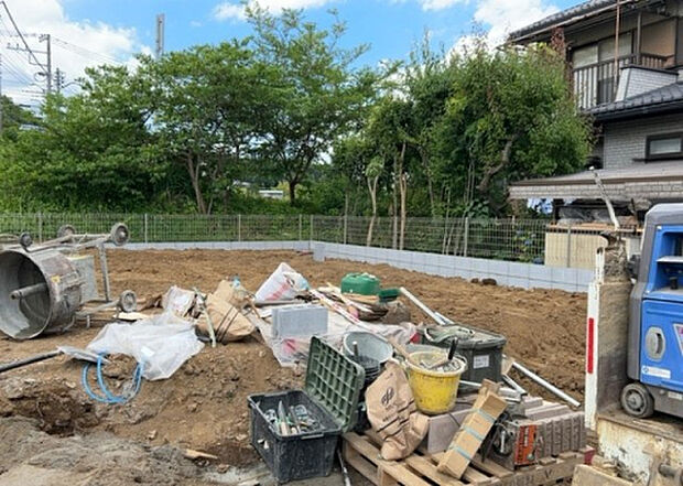 【外観_3】現地に行くなら、物件の周囲の地形がどうなっているかを見ることも大切です。周辺より低くなっている土地では、大雨などで水が集まりやすいため、地盤が弱くなっているということも考えられるため、注意が必要です。