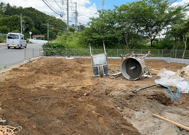 【庭_2】庭のある家に住むことのメリットとして、子どもたちの遊び場を確保できること、ガーデニングや家庭菜園を楽しめること、明るさを確保できることがあります。また、配置を工夫することでプライバシーが確保できます。