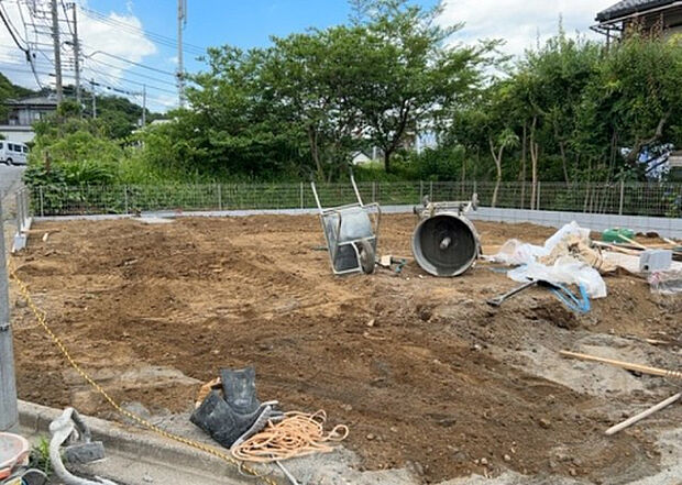 【玄関】玄関は家の顔でもあり、家族以外の目にも止まる場所です。玄関は外との間を仕切る扉、靴などをしまっておく収納スペース、靴脱ぎのたたきスペース、来客とのやり取りをするドアホンなど複数のアイテムからなります。