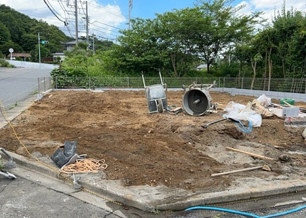 【玄関_2】玄関は、狭すぎると複数人で使いにくく、広すぎても無駄な空間になりがちです。最低2畳を目安にして、家の広さとの兼ね合いや家族の人数を考慮して決めるとよいでしょう。現地を見学して快適な玄関を選びましょう！