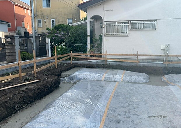 【庭_2】庭のある家に住むことのメリットとして、子どもたちの遊び場を確保できること、ガーデニングや家庭菜園を楽しめること、明るさを確保できることがあります。また、配置を工夫することでプライバシーが確保できます。