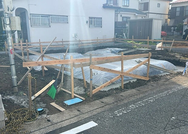 【前面道路含む現地写真_2】前面道路の幅員や歩道の有無、近隣の建物との距離感などは、実際の生活の利便性や安全性に大きく影響します。複数のアングルから前面道路の状況を確認することで、より具体的に生活イメージを描けます。