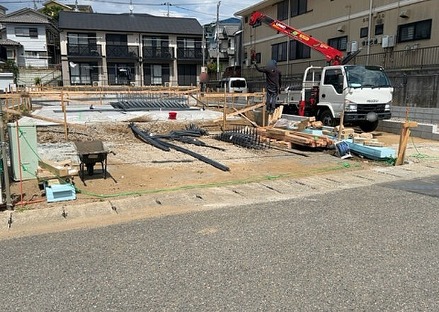 【外観_3】現地に行くなら、物件の周囲の地形がどうなっているかを見ることも大切です。周辺より低くなっている土地では、大雨などで水が集まりやすいため、地盤が弱くなっているということも考えられるため、注意が必要です。