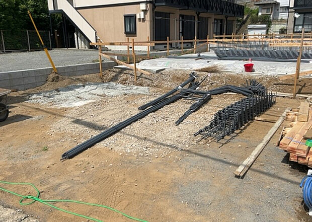 【庭_2】庭のある家に住むことのメリットとして、子どもたちの遊び場を確保できること、ガーデニングや家庭菜園を楽しめること、明るさを確保できることがあります。また、配置を工夫することでプライバシーが確保できます。