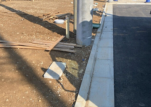 【その他設備】敷地内には、散水栓や立水栓があります。水道水を直接利用できるため、水を運ぶ手間を省くことが出来ます。大量の水を必要とする洗車作業や清掃などに役立ちます。その他設備とあわせて、現地でご確認ください。
