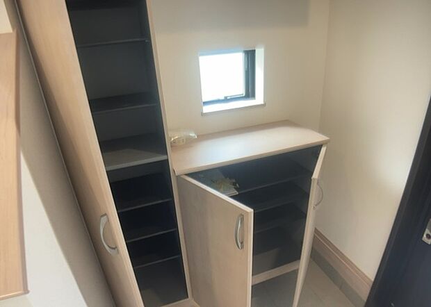 【玄関収納】玄関収納は、靴や傘、コートなどをスッキリと収納できるだけでなく、来客時に見せる顔となるため、家の顔とも言えます。収納量だけでなく、デザイン性も重視したいところです。ミラー付きの収納であれば、外出前の身だしなみチェックにも便利です。