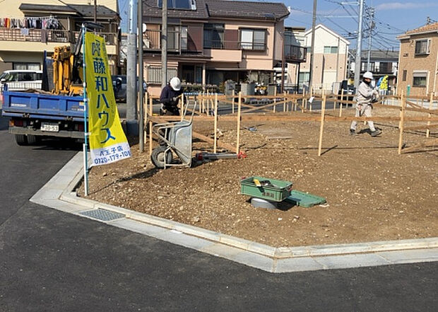 【庭_2】庭のある家に住むことのメリットとして、子どもたちの遊び場を確保できること、ガーデニングや家庭菜園を楽しめること、明るさを確保できることがあります。また、配置を工夫することでプライバシーが確保できます。