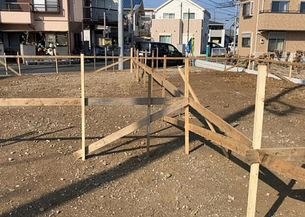 【構造・工法・仕様_2】ベタ基礎とは、柱の位置に関係なく全体に基礎がある事を指し、面積が大きい分建物の重さを全体に分散できます。また、地面からの湿気や害虫を遮断でき、木造住宅で心配されるシロアリ被害を防ぐ効果も期待できます。