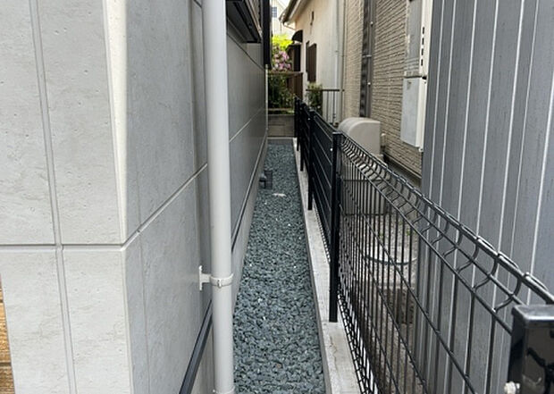 【庭】庭があることでガーデニングや家庭菜園はもちろん、こどもの遊び場やペットを放して遊ぶことができます。また、家の周囲に余裕があるということです。隣地との間があれば、十分な日当たりと、風通しが確保できます。
