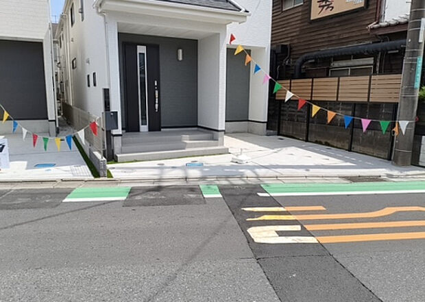 【前面道路含む現地写真_2】お持ちの車種によっては前面道路が広い方が便利でしょう。しかし、前面道路が広ければその分交通量が多くなるため、騒音などが気になる場合があります。実際に現地を見学し、周辺交通量や騒音などを確認しましょう！
