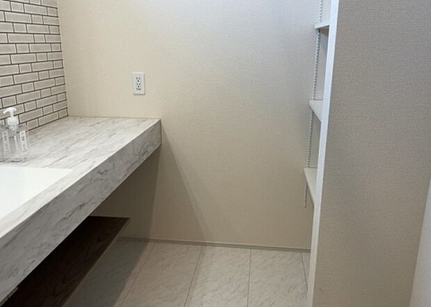 【脱衣場】多くの戸建て住宅で見かける洗面脱衣所は、洗面台と洗濯機が2畳ほどのスペースに並べられていて、洗面所が脱衣所を兼ね備えている間取りが一般的です。お客様が利用することもある、パブリックな空間でもあります。
