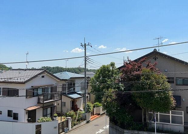 【物件からの展望】眺望を気にして物件を探す場合、前面に建物が建っていないか現地で確認しましょう!前面に建物があると景色はもちろん、日当たりや風通しにも影響が出てきます。住んだ時のことを想像しながら現地見学をしましょう。