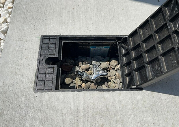 【その他設備】敷地内には、散水栓や立水栓があります。水道水を直接利用できるため、水を運ぶ手間を省くことが出来ます。大量の水を必要とする洗車作業や清掃などに役立ちます。その他設備とあわせて、現地でご確認ください。