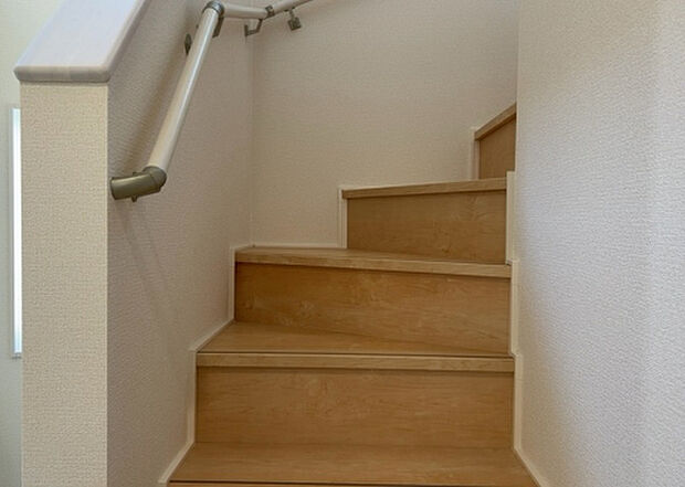 【内装】建物の上下階の通路である階段は、その位置によって動線や室内の印象が大きく左右されます。手摺にも重要な役割があり、転倒の防止・歩行や動作を円滑にして日常生活を支えることを主な目的として設置されています。