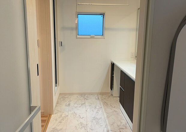 【脱衣場】多くの戸建て住宅で見かける洗面脱衣所は、洗面台と洗濯機が2畳ほどのスペースに並べられていて、洗面所が脱衣所を兼ね備えている間取りが一般的です。お客様が利用することもある、パブリックな空間でもあります。