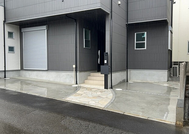 【駐車場】駐車場と明記されていても、最小スペースでつくられた駐車場だと大型車は駐車できなかったり、出入りしにくくなったりする可能性があります。お車のサイズと購入したい物件の駐車場のサイズを現地で確認しましょう。