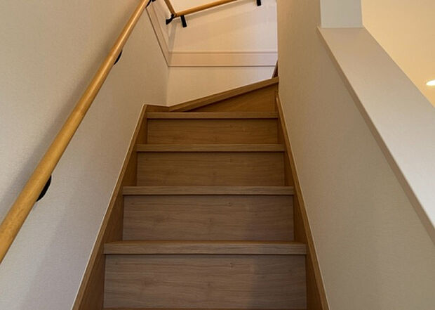 【内装】建物の上下階の通路である階段は、その位置によって動線や室内の印象が大きく左右されます。手摺にも重要な役割があり、転倒の防止・歩行や動作を円滑にして日常生活を支えることを主な目的として設置されています。