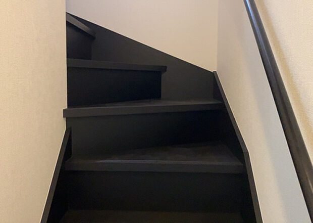 【内装】建物の上下階の通路である階段は、その位置によって動線や室内の印象が大きく左右されます。手摺にも重要な役割があり、転倒の防止・歩行や動作を円滑にして日常生活を支えることを主な目的として設置されています。