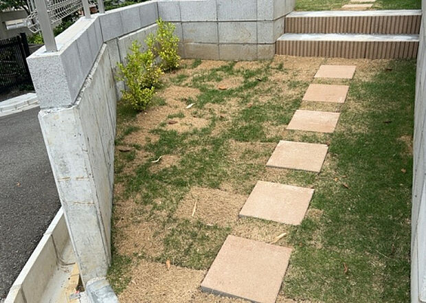 【庭】庭があることでガーデニングや家庭菜園はもちろん、こどもの遊び場やペットを放して遊ぶことができます。また、家の周囲に余裕があるということです。隣地との間があれば、十分な日当たりと、風通しが確保できます。