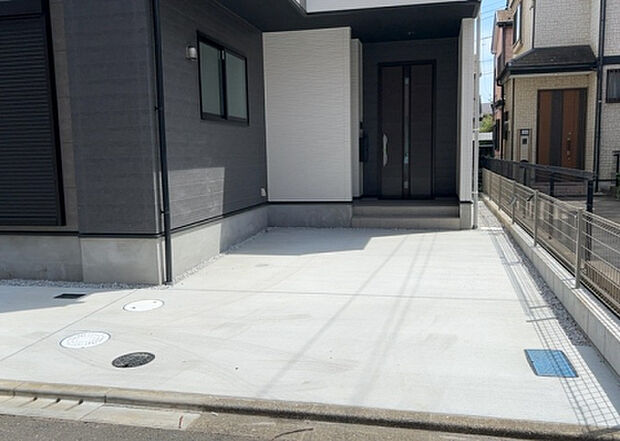 【駐車場】駐車場と明記されていても、最小スペースでつくられた駐車場だと大型車は駐車できなかったり、出入りしにくくなったりする可能性があります。お車のサイズと購入したい物件の駐車場のサイズを現地で確認しましょう。
