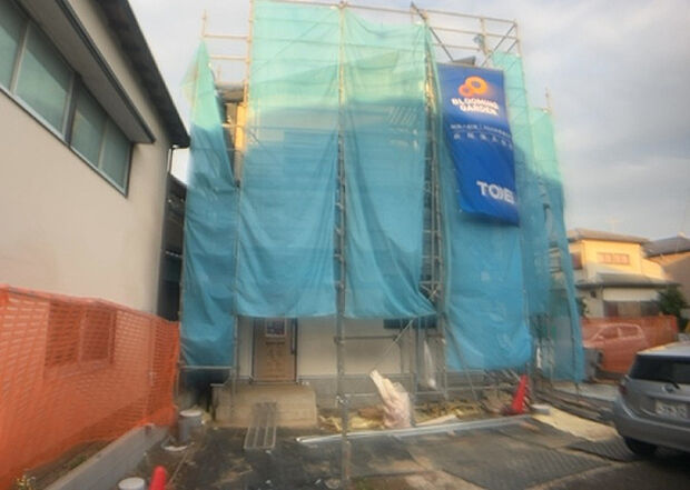 【庭】庭があることでガーデニングや家庭菜園はもちろん、こどもの遊び場やペットを放して遊ぶことができます。また、家の周囲に余裕があるということです。隣地との間があれば、十分な日当たりと、風通しが確保できます。