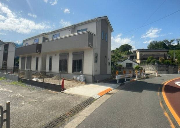 【前面道路含む現地写真_2】お持ちの車種によっては前面道路が広い方が便利でしょう。しかし、前面道路が広ければその分交通量が多くなるため、騒音などが気になる場合があります。実際に現地を見学し、周辺交通量や騒音などを確認しましょう!