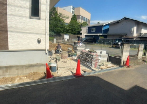 【庭】庭があることでガーデニングや家庭菜園はもちろん、こどもの遊び場やペットを放して遊ぶことができます。また、家の周囲に余裕があるということです。隣地との間があれば、十分な日当たりと、風通しが確保できます。