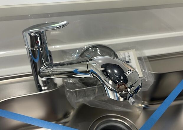 【キッチン水栓】キッチン水栓は、毎日必ず使うものだからこそ、使いやすさが重要です。シャワーヘッドの切り替えがスムーズか、吐水量が調節できるか、水しぶきが飛び散りにくい構造か、浄水機能が付いているかなど、日々の家事を快適にするための機能が数多くあります。また、デザインも多種多様なので、キッチン全体の雰囲気に合わせたものを選ぶことができます。
