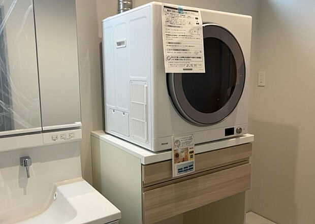 【脱衣場】多くの戸建て住宅で見かける洗面脱衣所は、洗面台と洗濯機が2畳ほどのスペースに並べられていて、洗面所が脱衣所を兼ね備えている間取りが一般的です。お客様が利用することもある、パブリックな空間でもあります。