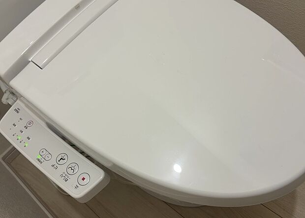 【ウォシュレット（リモコン）】ウォシュレットは、衛生面だけでなく、快適性も向上させる便利な設備です。洗浄機能の種類や水温調節機能など、様々な機能が付いたものが多くあります。リモコンも、操作が簡単で、使いやすいものを選びましょう。
