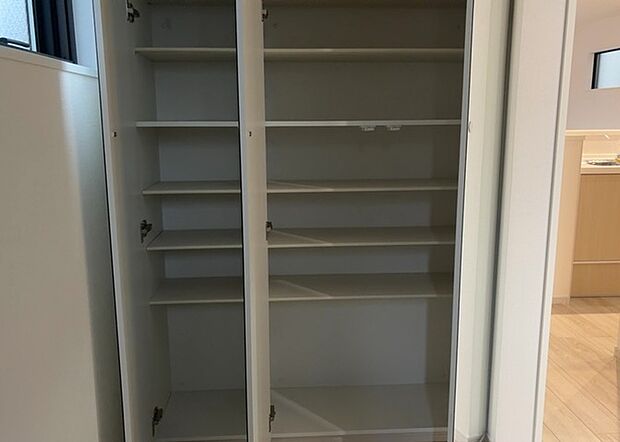 【玄関収納】玄関収納は、靴や傘、コートなどをスッキリと収納できるだけでなく、来客時に見せる顔となるため、家の顔とも言えます。収納量だけでなく、デザイン性も重視したいところです。ミラー付きの収納であれば、外出前の身だしなみチェックにも便利です。
