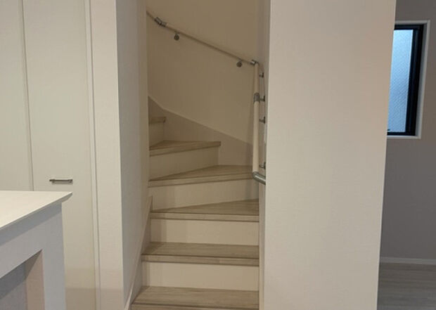 【内装】建物の上下階の通路である階段は、その位置によって動線や室内の印象が大きく左右されます。手摺にも重要な役割があり、転倒の防止・歩行や動作を円滑にして日常生活を支えることを主な目的として設置されています。
