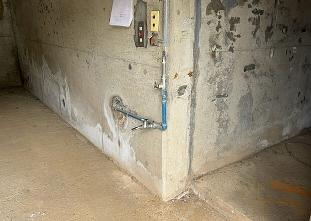 【その他設備】敷地内には、散水栓や立水栓があります。水道水を直接利用できるため、水を運ぶ手間を省くことが出来ます。大量の水を必要とする洗車作業や清掃などに役立ちます。その他設備とあわせて、現地でご確認ください。