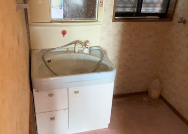 【脱衣場】多くの戸建て住宅で見かける洗面脱衣所は、洗面台と洗濯機が2畳ほどのスペースに並べられていて、洗面所が脱衣所を兼ね備えている間取りが一般的です。お客様が利用することもある、パブリックな空間でもあります。
