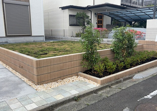 【庭】庭があることでガーデニングや家庭菜園はもちろん、こどもの遊び場やペットを放して遊ぶことができます。また、家の周囲に余裕があるということです。隣地との間があれば、十分な日当たりと、風通しが確保できます。