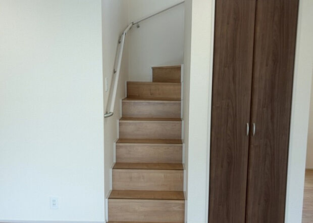 【内装】建物の上下階の通路である階段は、その位置によって動線や室内の印象が大きく左右されます。手摺にも重要な役割があり、転倒の防止・歩行や動作を円滑にして日常生活を支えることを主な目的として設置されています。