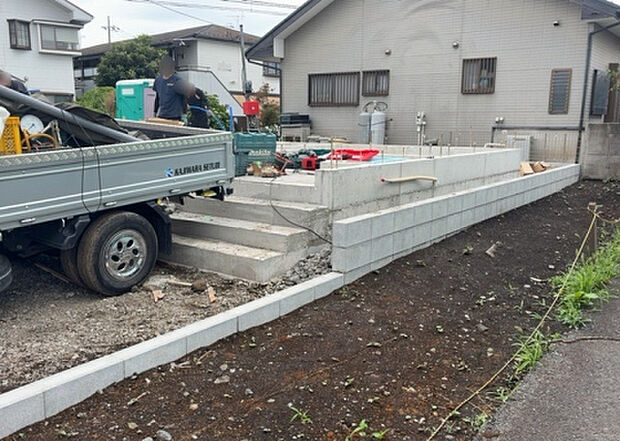 【玄関】玄関は家の顔でもあり、家族以外の目にも止まる場所です。玄関は外との間を仕切る扉、靴などをしまっておく収納スペース、靴脱ぎのたたきスペース、来客とのやり取りをするドアホンなど複数のアイテムからなります。