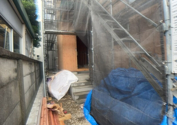 【玄関_2】玄関は、狭すぎると複数人で使いにくく、広すぎても無駄な空間になりがちです。最低2畳を目安にして、家の広さとの兼ね合いや家族の人数を考慮して決めるとよいでしょう。現地を見学して快適な玄関を選びましょう！