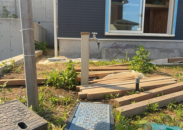 【その他設備】敷地内には、散水栓や立水栓があります。水道水を直接利用できるため、水を運ぶ手間を省くことが出来ます。大量の水を必要とする洗車作業や清掃などに役立ちます。その他設備とあわせて、現地でご確認ください。