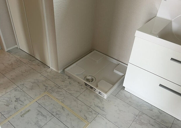 【脱衣場】多くの戸建て住宅で見かける洗面脱衣所は、洗面台と洗濯機が2畳ほどのスペースに並べられていて、洗面所が脱衣所を兼ね備えている間取りが一般的です。お客様が利用することもある、パブリックな空間でもあります。