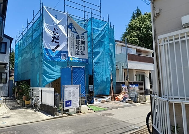 【前面道路含む現地写真_2】お持ちの車種によっては前面道路が広い方が便利でしょう。しかし、前面道路が広ければその分交通量が多くなるため、騒音などが気になる場合があります。実際に現地を見学し、周辺交通量や騒音などを確認しましょう！