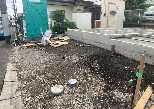 【駐車場】駐車場と明記されていても、最小スペースでつくられた駐車場だと大型車は駐車できなかったり、出入りしにくくなったりする可能性があります。お車のサイズと購入したい物件の駐車場のサイズを現地で確認しましょう。
