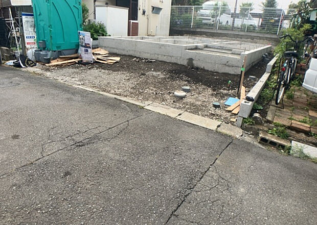 【庭】庭があることでガーデニングや家庭菜園はもちろん、こどもの遊び場やペットを放して遊ぶことができます。また、家の周囲に余裕があるということです。隣地との間があれば、十分な日当たりと、風通しが確保できます。